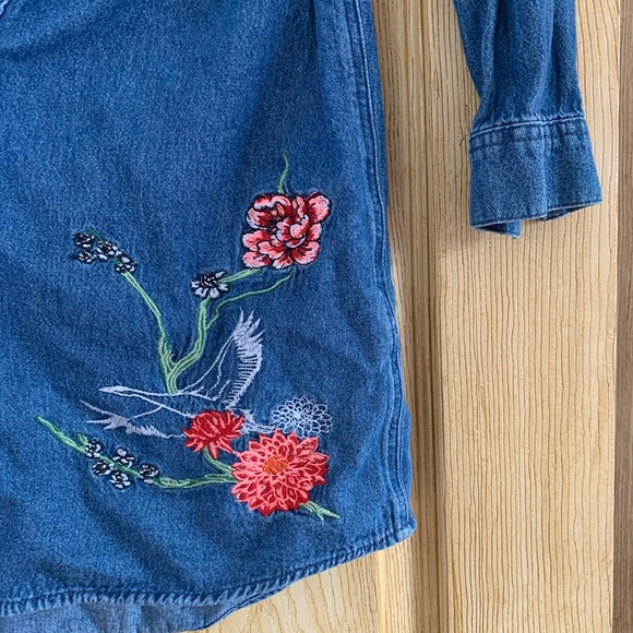 Cute jean dress with flower details - Picture 4 of 7